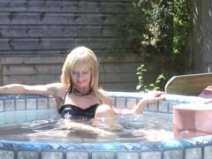 Rubia madura lasciva gime mientras ella los juguetes en una orgía de piscina al aire libre - Cathy Oakley