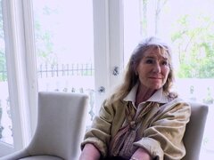 Doctor anal folla a su futuro empleado. Rubia caliente día de verano llegó a doctor para el trabajo de recepción y pronto él empujan su enorme pollón en su coño desde atrás luego follada anal le en su oficina