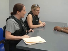Dos mujeres blancas policías en uniforme chupando negro sospechosos Dick. Dos blanco hembra policías con tetas lleno en a su uniformes chupando off negro sospechoso