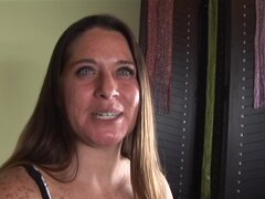 Tímida chica gordita se desnuda y agarra su coño anhelando conseguir deshuesada - Mary J.
