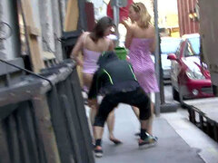 Dos chicas sexy está calle upskirt en la leva