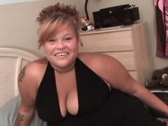 Su señora BBW negra se calienta con un juguete y se dobla para él