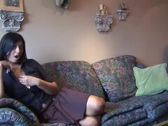 Tetona india nena masturbándose, Una perra india caliente tiene una cosa para mí y quiere que me la folle. Para mostrarme sus productos, me ha enviado su video amateur, en el que se tocó el manguito y acarició sus grandes bazucas.