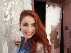 Zorra pelirroja joven con un culo perfecto, joven pelirroja cachonda con un culo perfecto quiere una polla dura hinchada para hacer su cum duro fuera de