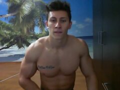 Muscular rumano tipo en la webcam,