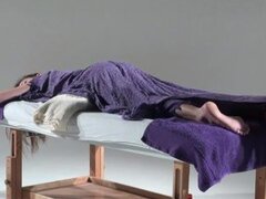 Alegría recibe una caliente masturbación en masaje adulto película, alegría es caliente todo el tiempo y en este tetas masaje películas porno que ella le pide un masaje caliente y su apretado spitoon seminal moja todo el placer