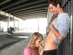 Caliente adolescente muy puta Autumn Briggs te muestra como mama una dura polla al aire libre