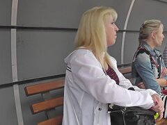 Rubia con culo de burbuja es la estrella de arriba faldas video, rubia explosiva estaba esperando el autobús, cuando voyeur comienza el rodaje del video de la falda de su culete redondo increíble.
