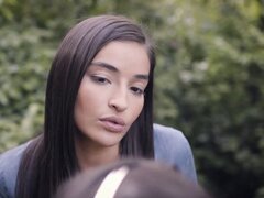 Nerd nena disfruta de un sexo al aire libre con una Lesbianas matón. La nena nerd Emily Willis siguió a esta sexy matón lesbiana Gianna Dior y comenzó una chica en chica lesbianas sexo al aire libre hasta que ambos compartieron orgasmos múltiples