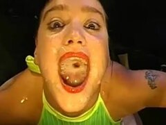 Fea puta alemana disfruta de una orgía bukkake, bastante fea y muy pervertida guarra alemana goza de su cara obtener cobertura en en esta orgía bukkake video.