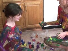 Las pelirrojas tatuadas Indigo y lavanda se consiguen eróticas con pintura. Las bellezas lesbianas Indigo Augustine y Lavender Rayne tienen un poco de diversión desnuda con pinturas corporales