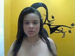 Chica cam zapatos sus enormes tetas. Espesor chica asiática con tetas enormes muestra en su webcam, sacudiendo sus enormes tetas como ella baila y frota por todo el mundo ver