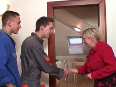 Dos reparadores follan a abuela tetona. Dos reparadores follan a abuela tetona