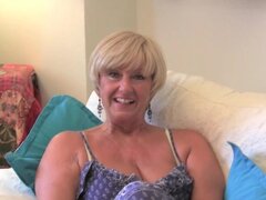 Chunky abuela con grandes marangos viejo da un sextoy, abuela Samantha de OlderWomanFun.com disrobes de su traje y le da su viejo hendido indecentes un placer con un consolador.