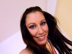 Bromas chica adolescente follada por el culo apretado. Babe teen bromas frota su coño mientras se la follan en el culo apretado