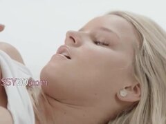 Ángel de Fairhair disfrutando del orgasmo, todavía pensando en este Ángel Rubio asesino película disfrutando del orgasmo