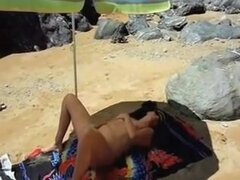 Lisa masburbating en una playa pública, esposa Amateur teniendo un orgasmo en una playa pública video Lisa. Lisa francesa se masturba en una playa. Vea todo aficionado vidz sexo porno al aire libre.