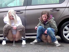 Cuantas Chicas meando en público