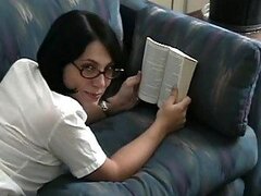 Jovencita morocha mama una polla y la masturba usando anteojos en video POV
